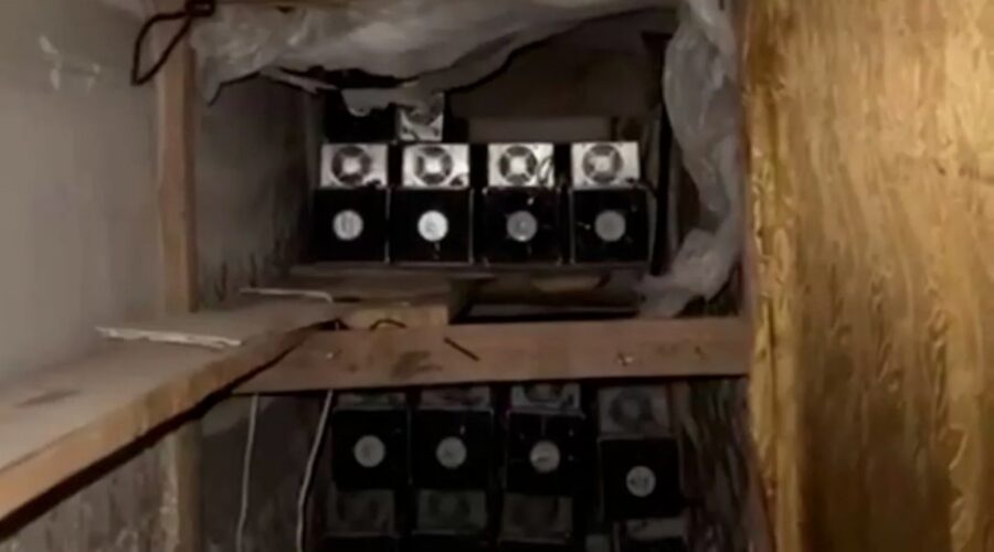 В Дагестане майнер спрятал ферму на 90 устройств под фальшивым полом0