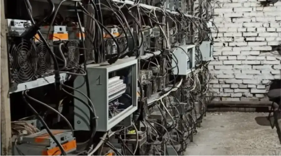 Четверо россиян спрятали в гаражах девять работающих криптоферм0